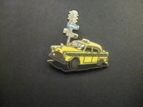 Checker Taxi Chevrolet Bel-Air wacht voor een stoplicht,geel emaille uitvoering